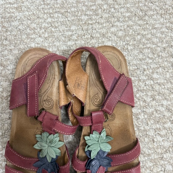 Taos Women’s red Leather Sandals Embellished With Flowers Size US 9-9.5 - Picture 3 of 10